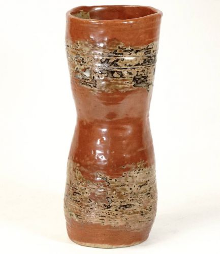 昭和ビンテージ　赤釉花瓶　陶器製　手捏ねの味わいのある造形、朱色の色彩が美しい！ 直径9㎝　高さ22㎝　HHT