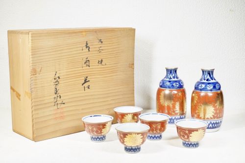 Sold out special price! Showa vintage Kutani ware made by Ishiseido Dyed gold color red painting flower arabesque crest Sake set 2 sake bottles, 5 sake cups set co-box excellent condition product KNA