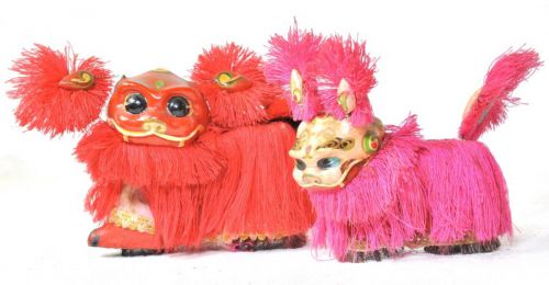 50％OFF！　中国古玩　中国獅子舞人形　2点セット 土人形　縁起物　直径16cm高さ8.5cm（左） 鮮やかな赤とピンクが素敵！小ぶりな人形　YAY