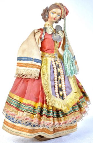 50％OFF！　ビンテージ　ギリシャ製　民族人形 民芸衣装を纏った女性 手作り、味わい感のある素敵な人形　エステートセール YAY