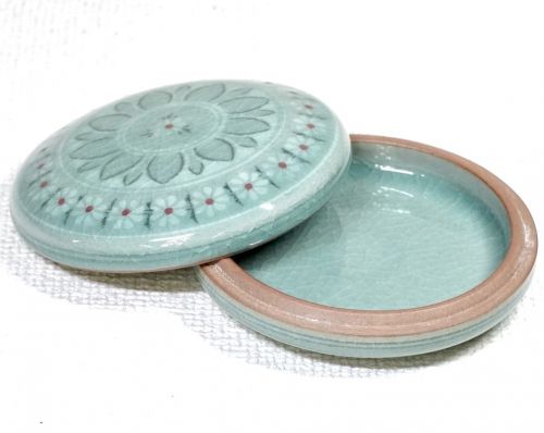 50% off! Korean Goryeo celadon, Shingen kiln, flower inlaid celadon glaze incense case, diameter 9cm, height 3cm, flower crest is wonderful! Estate Sale HYS