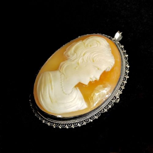 Vintage Cornelian shell cameo pendant brooch Width 3.5 cm Height 4.5 cm A fine sculpture of a beautiful woman is a wonderful gem! SHM