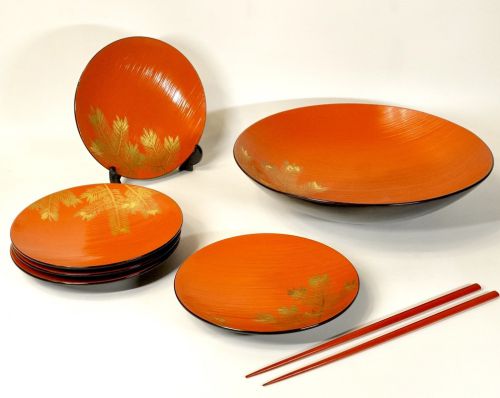 Historical lacquerware with maki-e fern crest vermilion lacquerware 7 pieces Motoki lacquerware Flat bowl, plate x 5, chopsticks Excellent condition product Beautiful harmony of vermillion and gold fern crest MYK