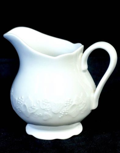 Sold out! Vintage 1980's Made in France Lierre Sauvage CNP Creamer Mold technique Grape pattern relief is impressive! FABs