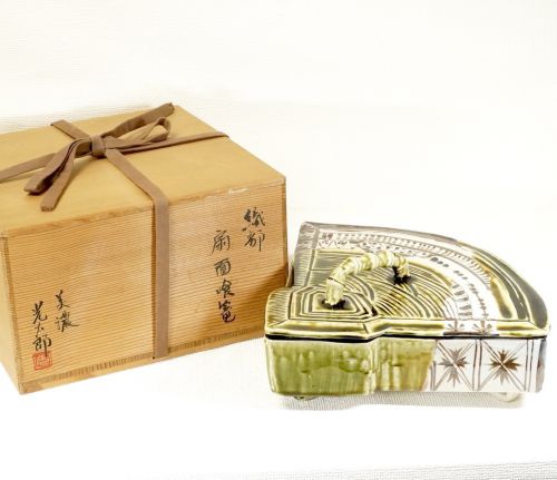 50% off! Showa period Oribe ware Made by Saji Kotaro Fan-faced food basket Three-legged food basket Tea utensils Confectionery bowl Width 32 cm Both box Fan-shaped molding and tasteful overpainting are wonderful ATN
