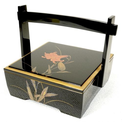50% off! Showa Vintage Wajima Lacquerware Araya Lacquerware Store Black lacquer box with lily crest handle Motoki lacquer art Superb beauty product co-box A gem with beautiful lily crest ATN