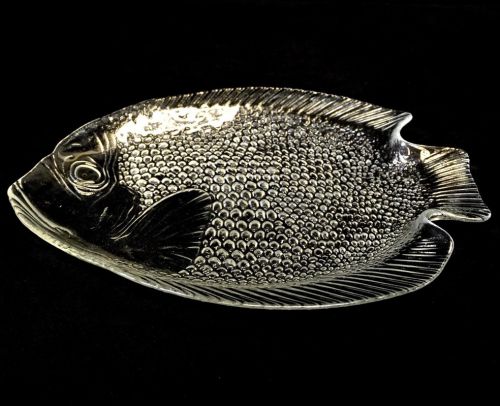売り切り！　ビンテージ　フランス　Arcoroc アルコロック社製　魚型ガラスプレート 幅27㎝　奥行き21㎝　高さ3㎝ 魚の形がユニーク　HYK