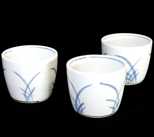 Sold out! Sometsuke grass crest soba cup 3 customers, diameter 8 cm, height 6.5 cm Branded product The warm touch and dyeing are wonderful! Estate Sale KYM