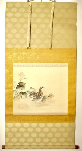 50% off! Early Showa era Hachiman Hakuho original hanging scroll ``Akino'' Quail hand-drawn on silk Both box with box writing The delicately drawn quail illustration is a wonderful masterpiece! AYS