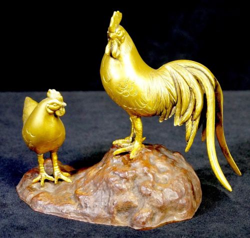 50％OFF！　鶏の親子　オブジェ　置物 鶏は真鍮、台座は鉄製 ずっしり950g 煌びやかな雰囲気が素敵です 親鶏足に修復痕があります　KNA