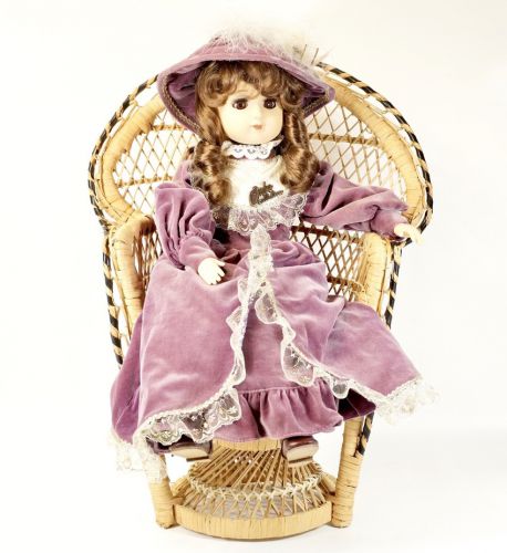昭和レトロ　オオイケ　人形 コレクションドール　スリープアイ 幅35㎝　高さ47㎝（メイン写真サイズ） 編み椅子に座る女の子　TGF