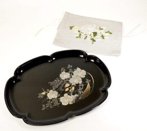 Maki-e Phalaenopsis orchid crest melon tray, chrysanthemum embroidery drawstring bag Ceremonial occasion formal item 2-piece set! Phalaenopsis and chrysanthemum decorations are elegant and beautiful! Estate Sale IJS