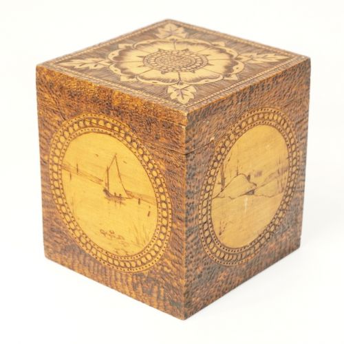 Vintage hand-carved box Wooden window painting box Width 11 cm Depth 10 cm Height 12.5 cm Fine carving is a beautiful taste item! MYK