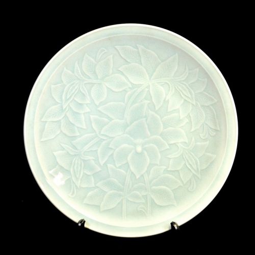 Showa vintage Arita porcelain celadon peony crest engraving platter Diameter 31 cm Height 4.5 cm Branded product Ideal for serving Japanese food and sashimi! Estate Sale SKA