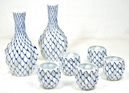 Sold out special price! Historical Imari ware Arita ware Sometsuke mesh pattern twisted sake set 2 sake bottles, 5 sake cups Inscribed items The twisted shape and mesh pattern are wonderful! KNA