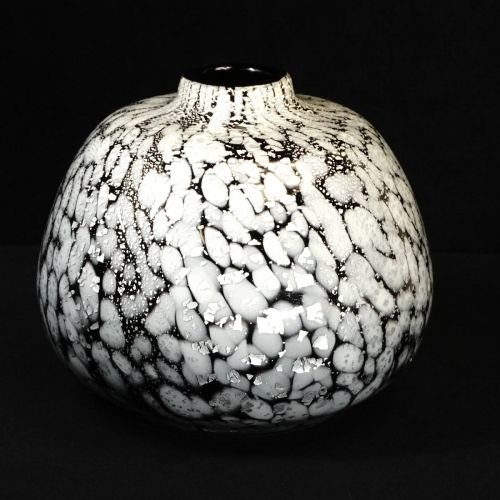 Handmade flower base glass vase white, black, silver decoration, diameter 17 cm, height 17 cm, beautiful harmony of black and white spotted pattern like leopard pattern and silver color TKM
