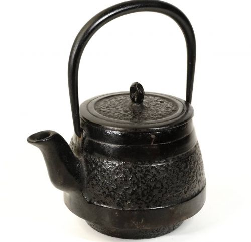 Showa vintage Nambu ironware made by rock cast Obi-e landscape pattern teapot with tea strainer Sencha utensils Tea utensils Iron kettle Estate sale TKM