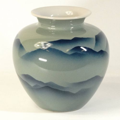 Showa Vintage Kutani Ware Nagayama Zou Mountain Celadon Celadon Vase Diameter 19 cm Height 19.5 cm The harmony between celadon and the blue mountain range is beautiful! TKM