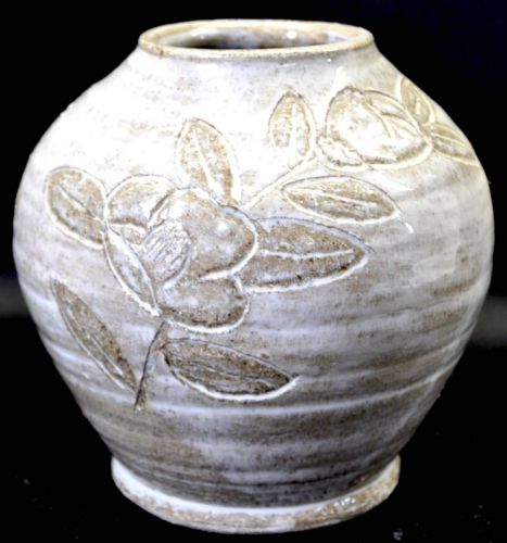 50% OFF! Rurubu Kobo Works White Glaze Camellia Crest Vase Flower Base A group of works with wonderful sensibilities Estate Sale! HNK