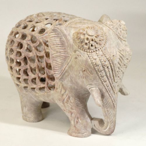 インド ソープストーン製 象のハンドカーブドオブジェ 彫刻像 幅14.5㎝ 高さ13㎝ 細密な透かし、入れ子彫刻が素晴らしい!　TKM