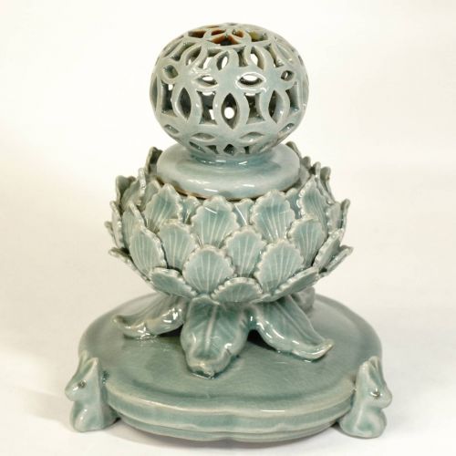 Korean Goryeo porcelain sea blue work Transparent carving lid Lotus type rabbit three-legged incense burner Diameter 14.5 cm Height 16.5 cm A gem with beautiful modeling!