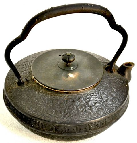 Sold out! Jidaimono Nanbu Tekki Tetsubin Sakura / Raimon A very valuable iron kettle with a period width 19.5cm x height 20cm YKH Estate Sale!