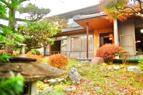【和紙の里 小川町】広大な日本庭園を望みながら心豊かにテレワーク！都心からのアクセス良好な小高い丘にそびえる求めやすい離れ付きの邸宅