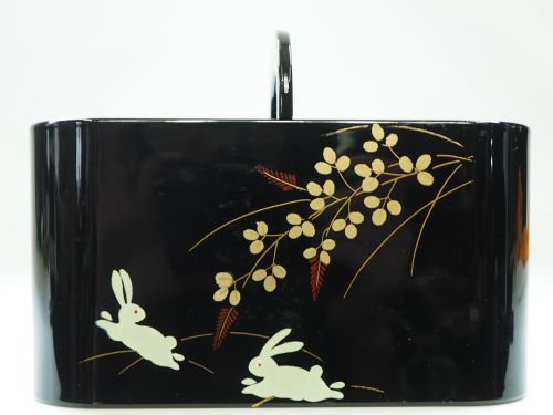 Rabbit crest brush holder A small pen holder case that talks about Japanese culture The material is plastic, but it is a very elegant and cute gem in which the moon-viewing rabbits are playing during the long autumn nights. is in good condition. (There ar
