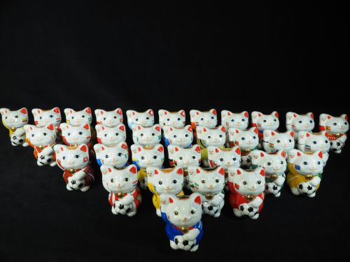 One in the world! 32 custom-made Kutani ware soccer beckoning cats Thirty-two beckoning cats were lined up in front of the camera during the live broadcast of the 2006 soccer World Cup in Germany. A super rare item that is custom-made Kutani ware and has 